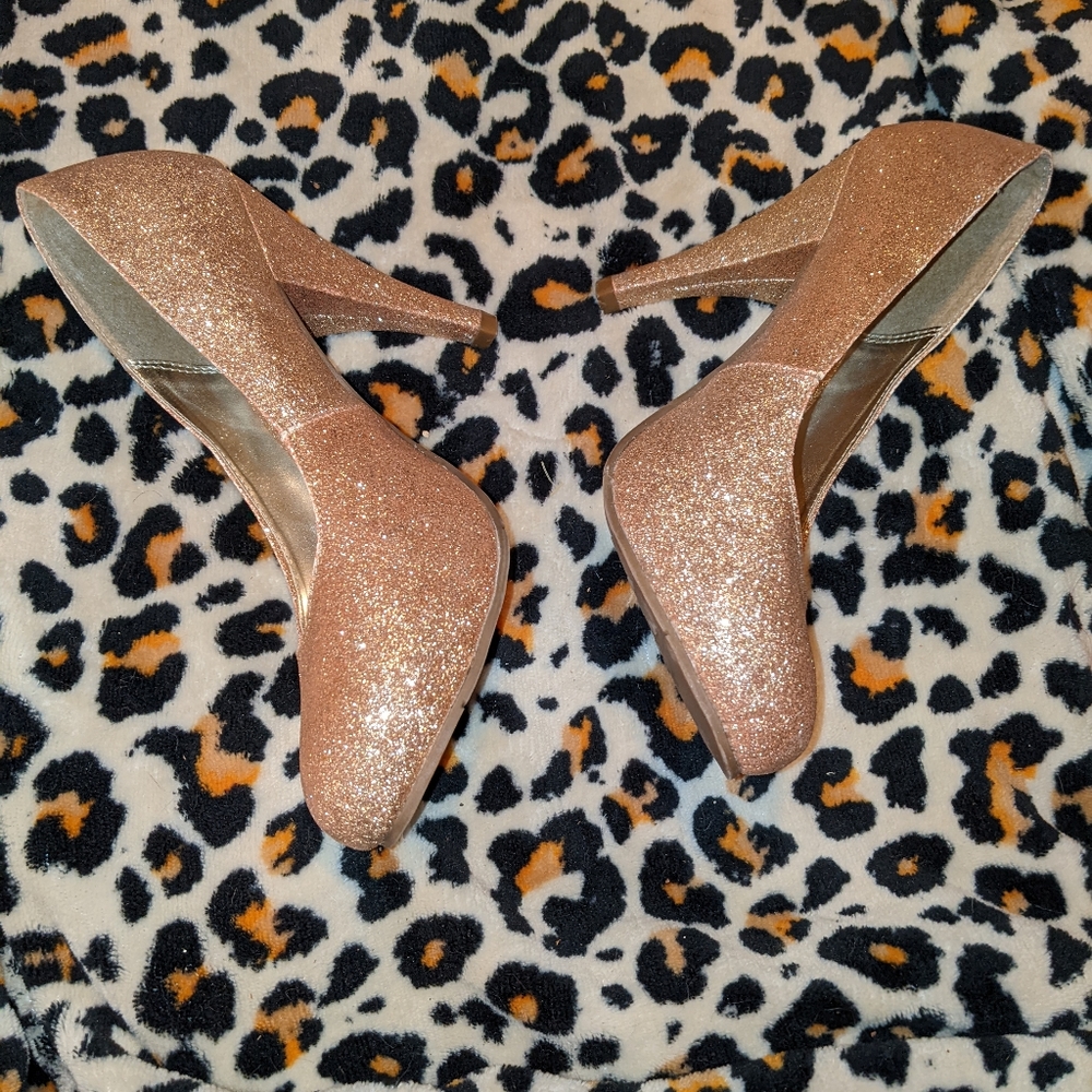 New Jayden sz 7 glitter gold Jayden heels by Glo Jeans